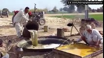 پاکستان میں گنے کے رس سے دیسی طریقے سے گڑ کیسے تیار کیا جاتا ہے ۔۔ یہ معلوماتی ویڈیو دیکھیے