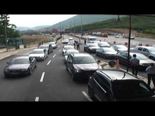 IKIN KOSOVARET PAS PUSHIMEVE RENDOHET TRAFIKU GJATE NATES NE RRUGEN E KOMBIT LAJM