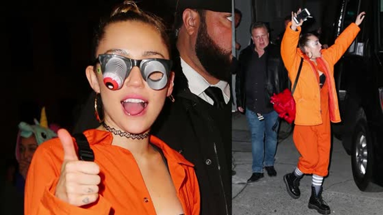 Miley Cyrus zeigt ihren BH in einem orangen Jumpsuit