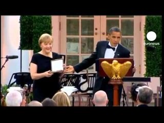 KANCELARJA MERKEL PRITJE MADHESHTORE NE SHTEPINE BARDHE NE SHBA LAJM