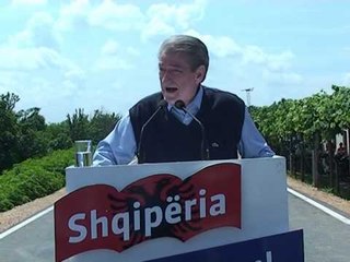 DARKA ME BERZH BERISHA FLET PER REZISTENCEN E EKONOMISE SHQIPTARE LAJM