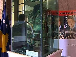 AMERIKA PER KOSOVEN ÇELET EKSPOZITA QE PERKUJTON NDERHYRJEN E NATOS LAJM