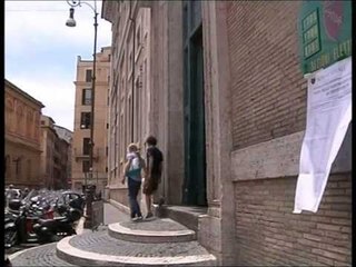 MUNDET BERLUSKONI PJESEMARRJA 57%,ITALIA I THOTE JO KRYEMINISTRIT LAJM