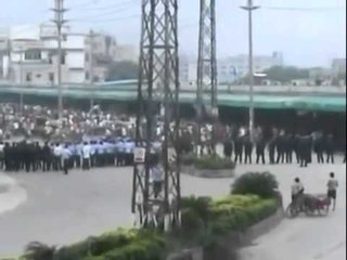 PROTESTA NE KINE QEVERIA I SHTYP ME DHUNE DHE I KALON NE HESHTJE LAJM