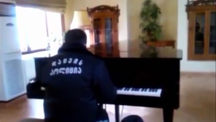 Security Guard Secretly PLAYING PIANO Beautifully Secretly Filmed