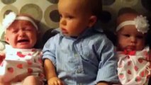 Забавный малыш впервые увидел близнецов и сам в шоке!!! СМОТРЕТЬ ВСЕМ))))