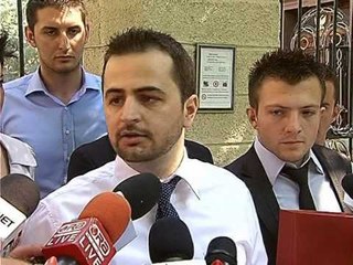 ALEANCA KUQ E ZI DOREZOHET NE KUVEND PETICIONI ME FIRMAT E MBLEDHURA LAJM