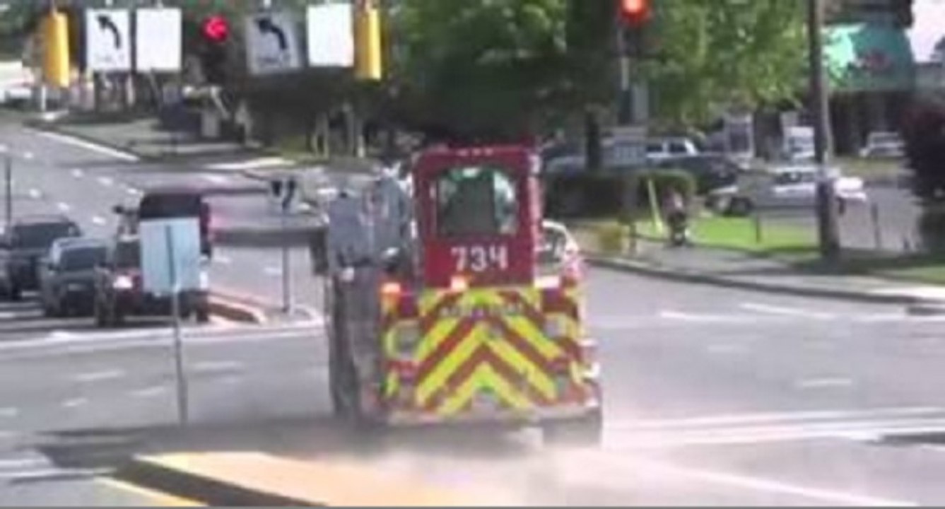 Étonnant virage réalisé par un camion de pompiers