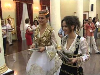 EKSPOZITE “ME DUAR TE ARTA” KOSTUMET POPULLORE NE KUVENDIN E SHQIPERISE LAJM