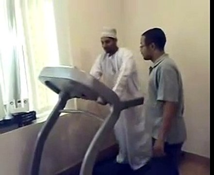 Араб на беговой дорожке )До слез)))))