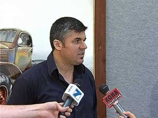 PIKTORI EMIGRANT MIKEL PAPUÇIU EKSPOZON PUNIMET NE KRYEQYTET LAJM