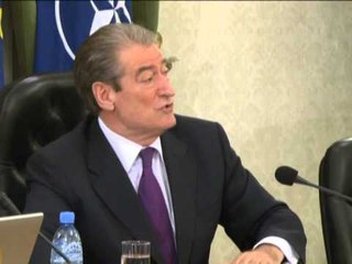 MBLEDHJA E QEVERISE BERISHA SULMON OPOZITEN PER PAGAT DHE PENSIONET LAJM