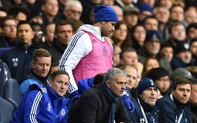 Diego Costa throwing his bib towards Jose Mourinho.Диего Коста бросил рубашку в Моуриньо.