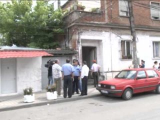 TJETER NGJARJE E RENDE NJE GRUA KERCENON TE VRASE FQINJEN ME SEPATE LAJM