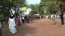 Papa visita mesquita e pede reconciliação