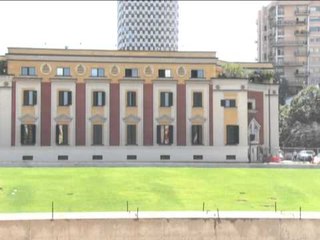 BASHKIA TIRANE JAPIN DOREHEQJEN 21 DREJTORE DHE 2 INSPEKTORE LAJM