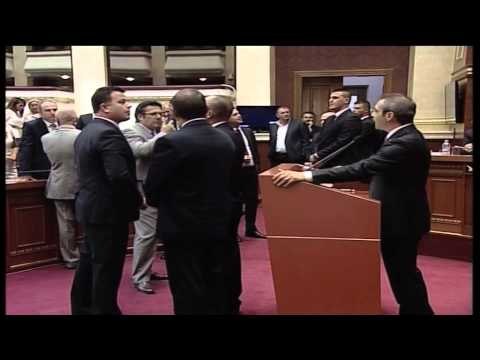 TENSION NE PARLAMENT MES MINISTRIT SAIMIR TAHIRI DHE OPOZITES PER AVIONIN E KAPUR LAJM