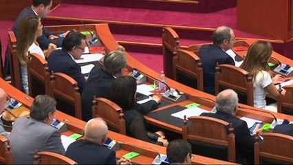 TENSION NE PARLAMENT MES MINISTRIT TAHIRI DHE OPOZITES PER AVIONIN E KAPUR NE ITALI LAJM