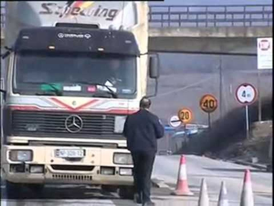 BLLOKOHEN KAMIONET KOSOVA NDAL IMPORTET REAGON ASHPER SERBIA LAJM