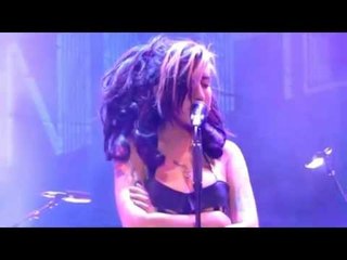 ZI NE BOTEN MUZIKORE VDES KENGETARJA RROK AMY WINEHOUSE LAJM