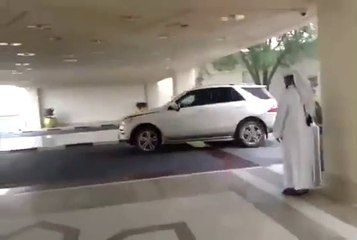 Un chauffeur fou détruit une Rolls Royce