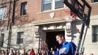 7'8 Globetrotter dunk takes down basket