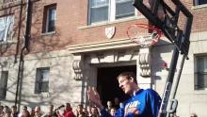 7'8 Globetrotter dunk takes down basket