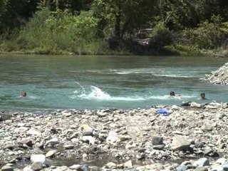 Tải video: TURIZEM NE MAT LUMI MAT OFRON ÇLODHJE DHE QETESI PER PUSHUESIT LAJM