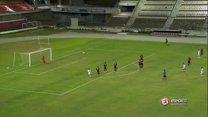 Léo Ceará bate falta na trave e quase marca seu segundo gol na partida