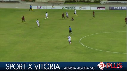 Eudair chuta forte e a bola passa perto do gol de Wallace