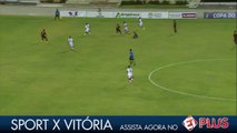 Eudair chuta forte e a bola passa perto do gol de Wallace