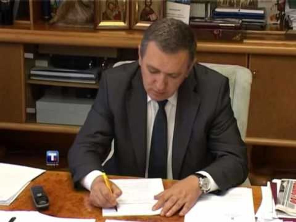 BARRIKADAT NE VERI SERBET SHTYJNE VENDIMIN PER HEQJEN E TYRE NE KOSOVE LAJM