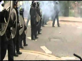 ZGJEROHET REVOLTA PAS LONDRES NE FLAKE E GJITHE ANGLIA QINDRA ARRESTIME LAJM