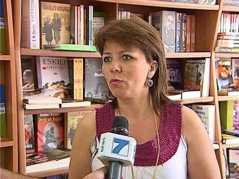 VITRINA E LIBRIT ROMANET ROZE ME TE SHITURIT GJATE VERES LAJM