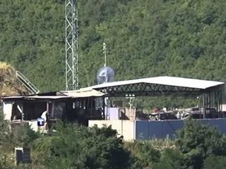 TENSION NE KOSOVE SERBET BLLOKOJNE AKSIONIN E KFOR NE LESHAK LAJM