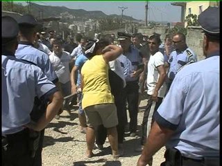 UNAZA E MADHE  PERLASJE TE FORTA MES POLICISE DHE BANOREVE LAJM
