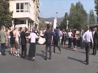 DASEM NE BARRIKADA SERBET MARTOHEN DHE FESTOJNE NE BARRIKADAT E RRUGES LAJM