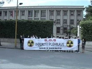 FRESSH PROTESTON KERKOHET MOSDEKRETIMI I LIGJIT PER MBETJET NGA TOPI LAJM