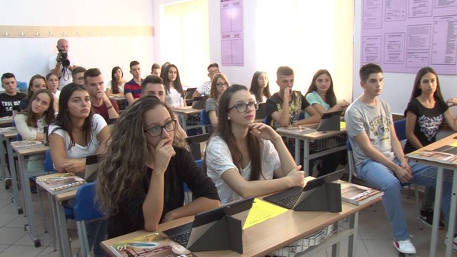 500 MIJE NXENES NISIN SHKOLLEN