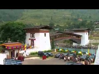 MARTESE MBRETERORE MBRETI BHUTANIT MERR PER GRUA VAJZEN E PILOTIT LAJM