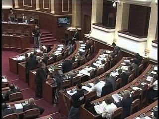 SOCIALISTET TE PALEKUNDUR NUK VOTOHEN LIGJET DERI NE REAGIMIN E PD PER PAKTIN LAJM