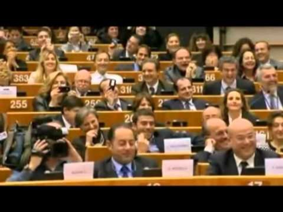 BENIGNI NE BRUKSEL TALLET ME BERLUSCONIN PERPARA EUROPARLAMENTAREVE LAJM