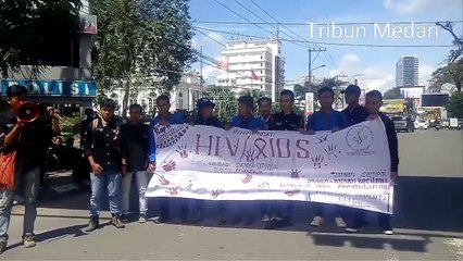 Sosialisasikan Bahaya HIV/AIDS, Mahasiswa UMSU Gelar Aksi Tempel Stiker dan Pita Merah