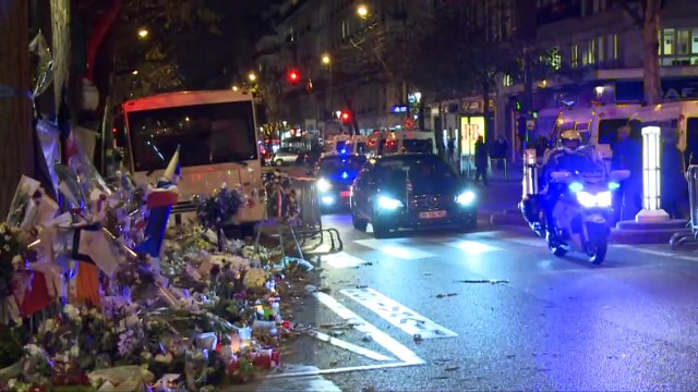 Attentats de Paris: Tsipras se recueille devant le Bataclan