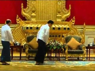 CLINTON NE MYANMAR VIZITE HISTORIKE E SEKRETARES AMERIKANE TE SHTETIT LAJM