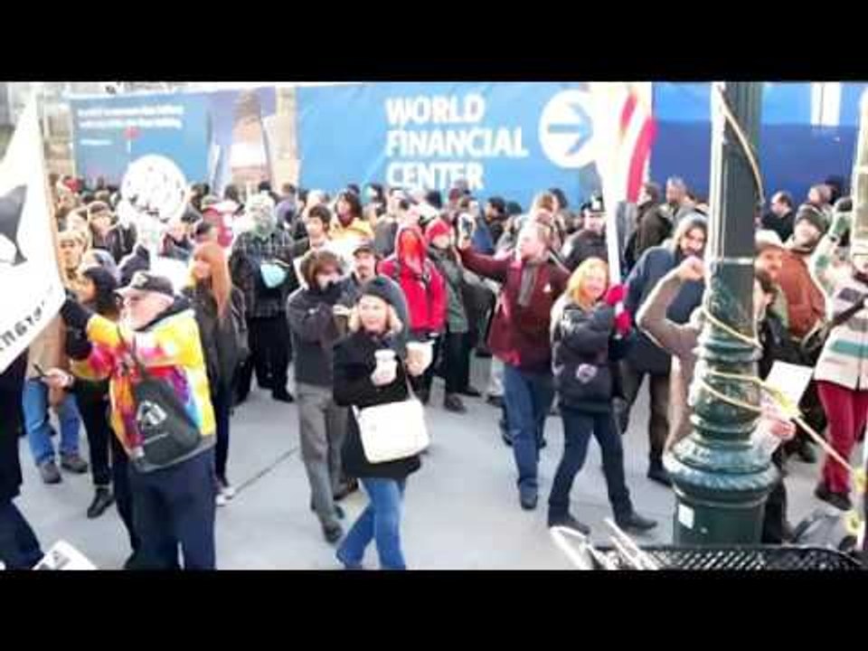 OCCUPY WALL STREET PROTESTUESIT BLLOKOJNE PUNEN NE PORTET AMERIKANE LAJM