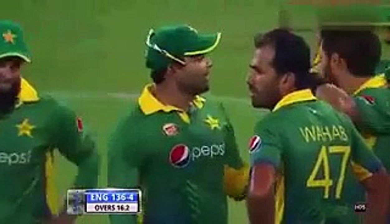 Umar Akmal takes a brilliant catch at boundary