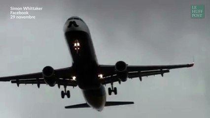 Скачать видео: Un avion stoppe son atterrissage à cause des vents violents