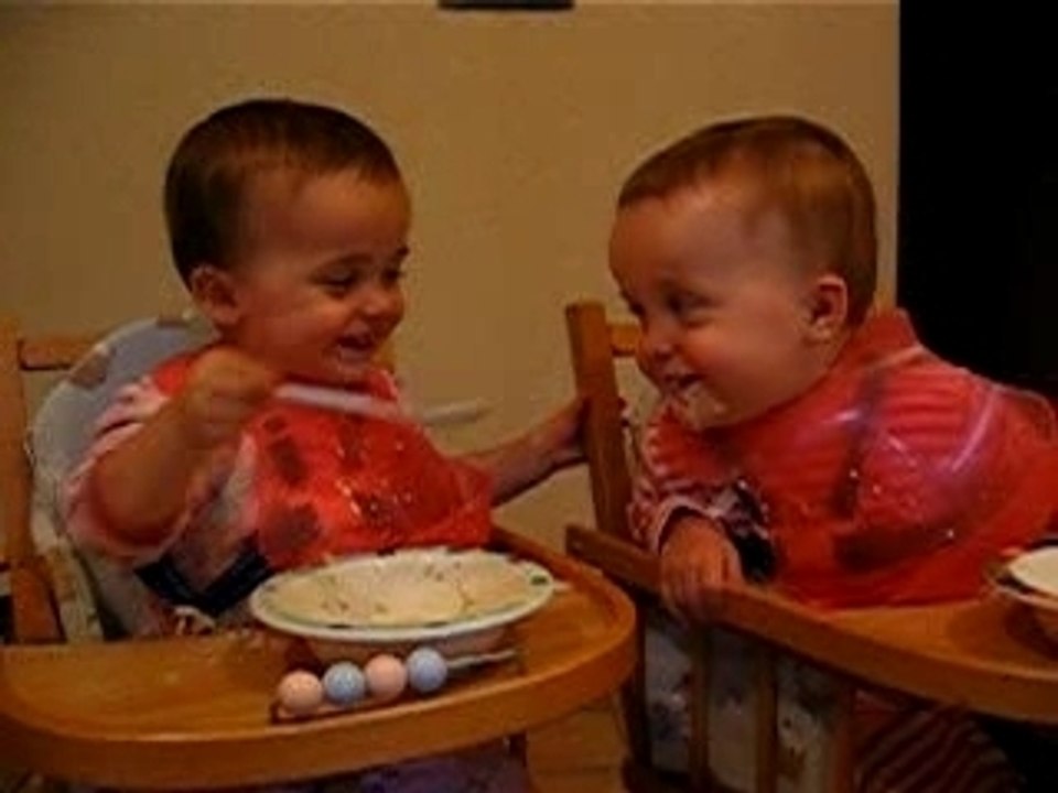 Lydie donne la becquée à Blandine