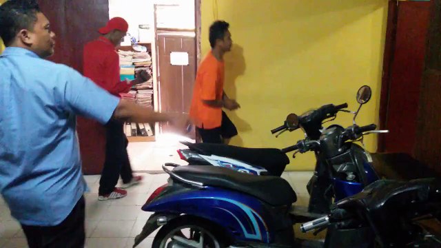 Kurniawan Nekat Mencuri Mesin Pemanas Air di Atas Genteng